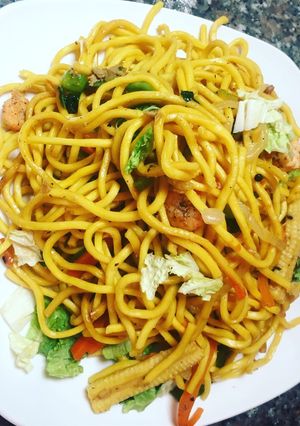 A picture of Pancit w Shrimps and Chicken.