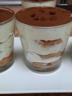 Una foto de Receta de tiramisú casero en vasitos muy fácil y sin horno