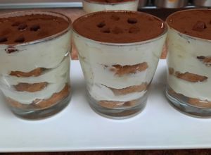Foto principal de Receta de tiramisú casero en vasitos muy fácil y sin horno
