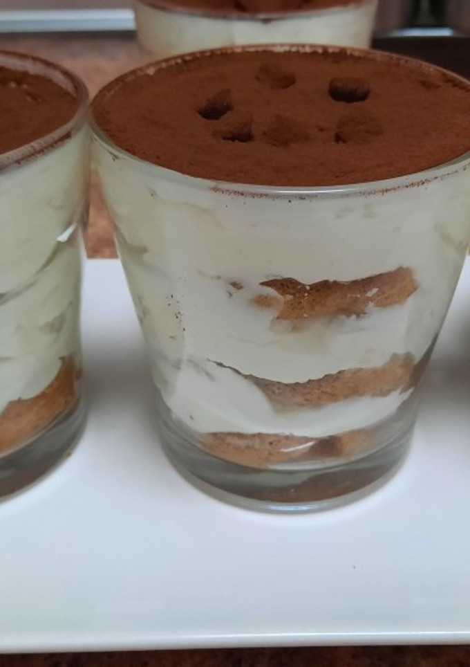 Una foto de Receta de tiramisú casero en vasitos muy fácil y sin horno