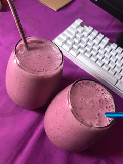 Una foto de Smoothie de frutos rojos y banana