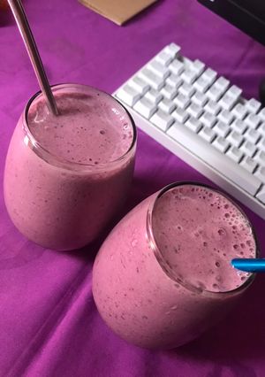 Una foto de Smoothie de frutos rojos y banana