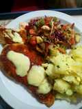Supremas de pollo con papas con perejil y ensalada variada