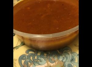 Une photo de Bouillon maison aux tomates du jardin oignons et épices cajun