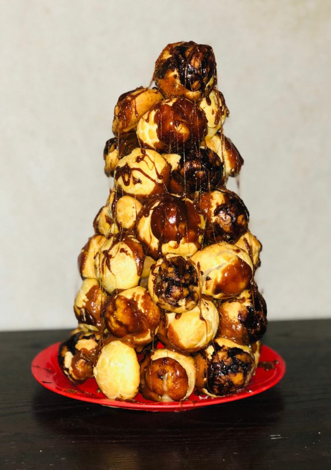 Una foto de Croquembouche
