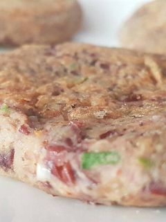 Una foto de Hamburguesa vegana de alubias rojas y berenjena
