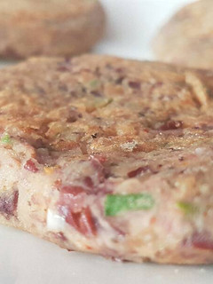 Una foto de Hamburguesa vegana de alubias rojas y berenjena