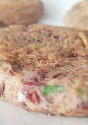 Una foto de Hamburguesa vegana de alubias rojas y berenjena