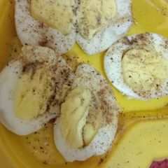 A picture of Boiled eggs.