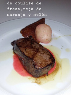 Una foto de Solomillo de corzo acompañado de coulise de fresa, teja de naranja y melón
