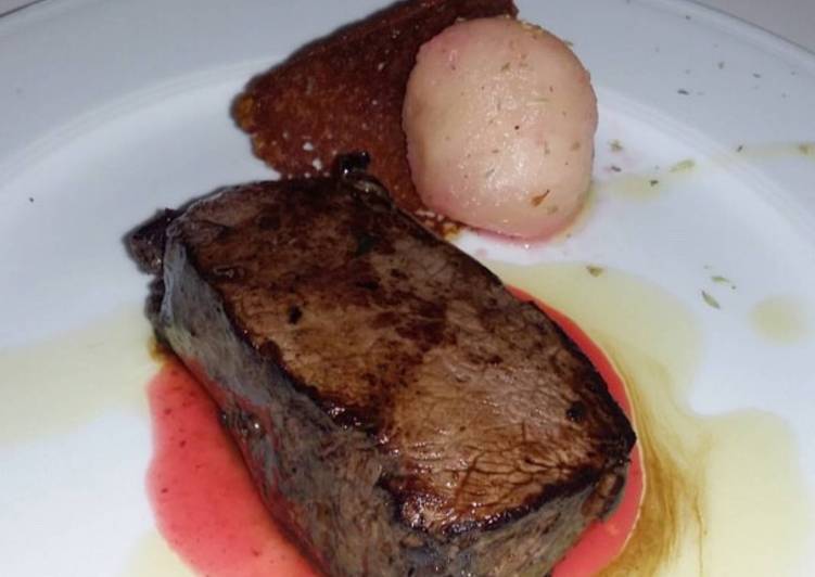 Solomillo de corzo acompañado de coulise de fresa, teja de naranja y melón