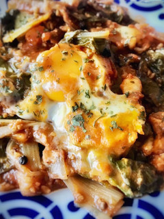 Una foto de Huevos con acelgas y dukkah