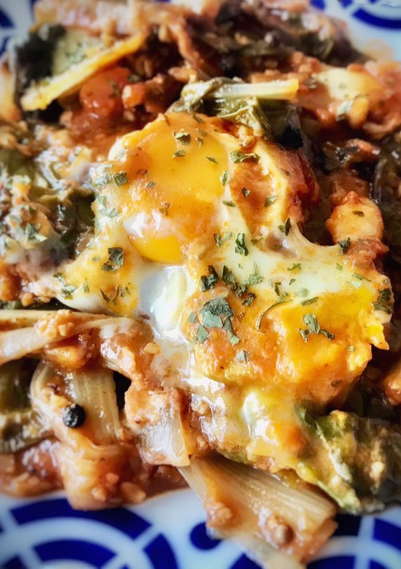 Una foto de Huevos con acelgas y dukkah