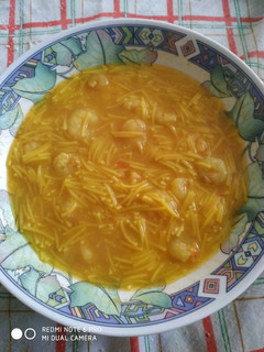 Una foto de Sopa de pescado con gambas