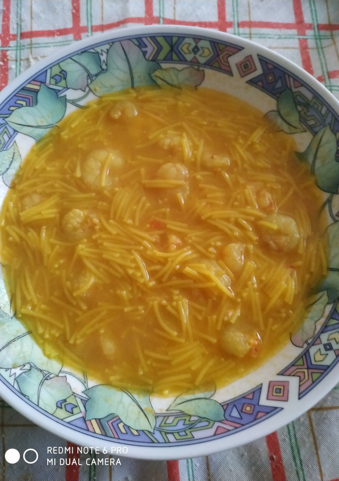 Una foto de Sopa de pescado con gambas