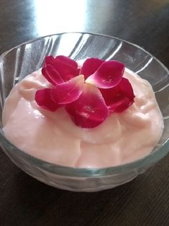 રોઝ શ્રીખંડ (Rose Shrikhand Recipe In Gujarati) રેસીપી મુખ્ય ફોટો