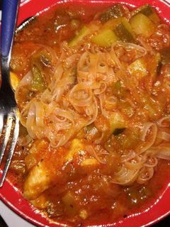 Una foto de Fideos con pisto y pollo