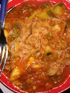 Una foto de Fideos con pisto y pollo