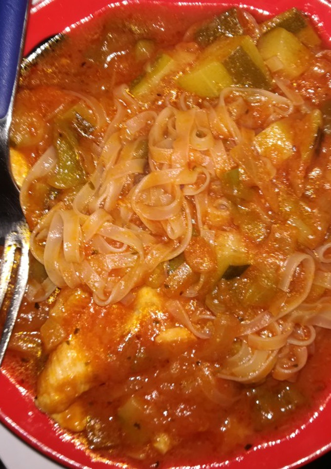 Una foto de Fideos con pisto y pollo