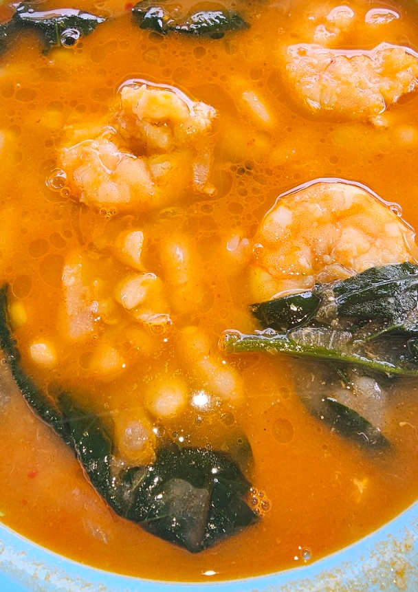 Una foto de Judías blancas cocidas con langostinos y espinacas