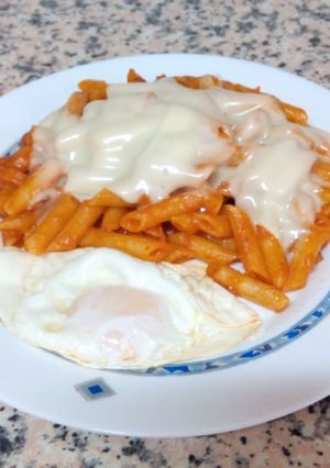 Una foto de Macarrones con tomate y carne