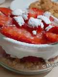 Dolce al cucchiaio veloce con biscotti ai cereali, ricotta e fragole