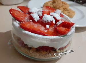 Foto di Dolce al cucchiaio veloce con biscotti ai cereali, ricotta e fragole