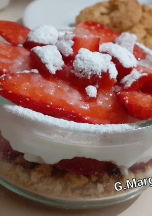 Foto di Dolce al cucchiaio veloce con biscotti ai cereali, ricotta e fragole