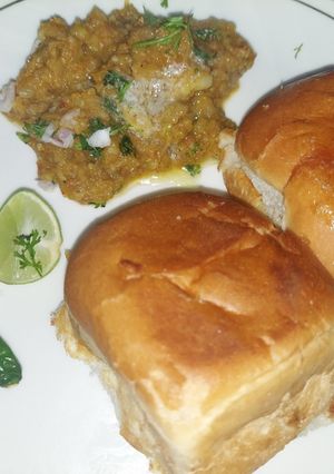 पाव भाजी (pav bhaji recipe in Hindi) रेसिपी मुख्य फोटो