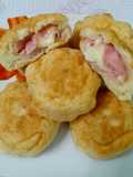 Sajttal sonkával töltött lángos korongok