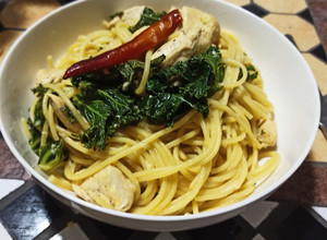 Una foto de Spaghetti con pollo, kale y limón