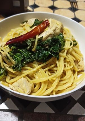 Una foto de Spaghetti con pollo, kale y limón