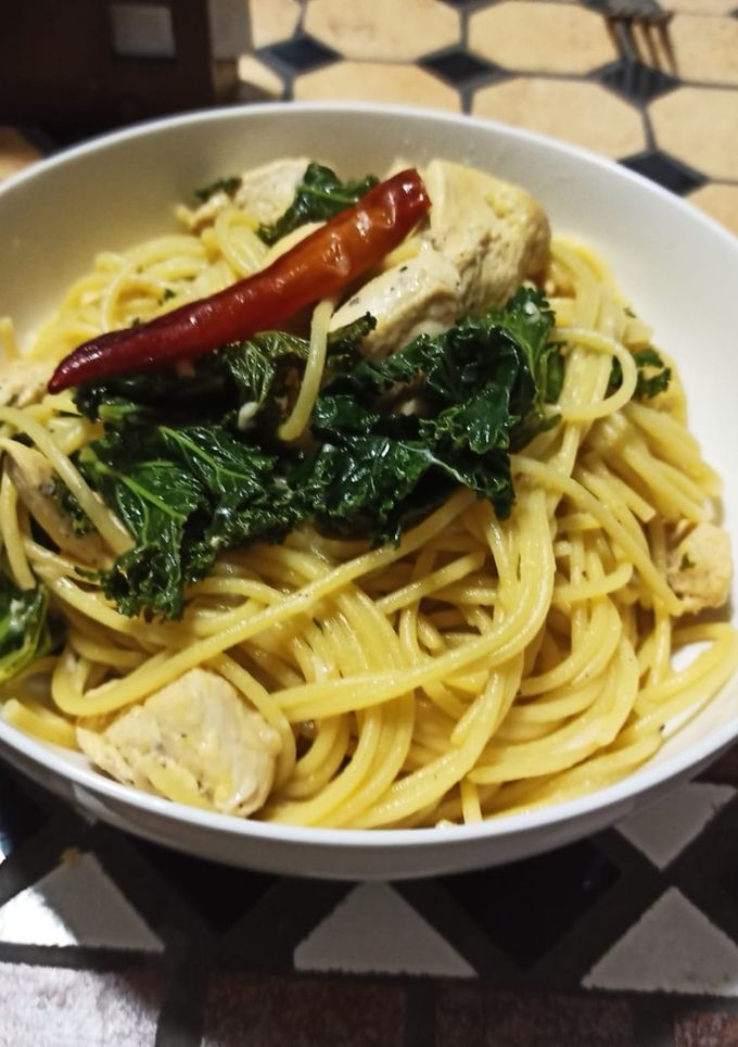 Una foto de Spaghetti con pollo, kale y limón