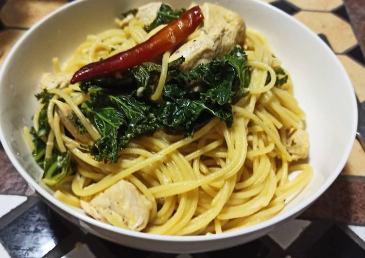 Spaghetti con pollo, kale y limón