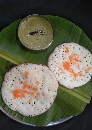 A picture of Set Dosa and chutney.