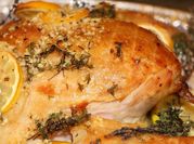 Una foto de pavo al horno con romero