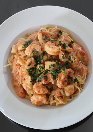 Una foto de Frutos del mar en salsa rosa