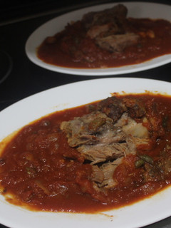 Una foto de Codillo precocinado con salsa de tomate