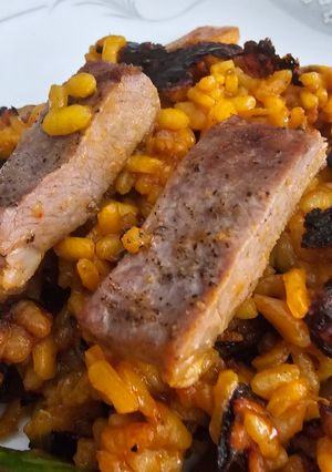Una foto de Arroz con pluma ibérica con socarrat