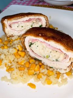 Parmezános-medvehagymás krémmel töltött, rántott sonkás csirkemell recept fotója