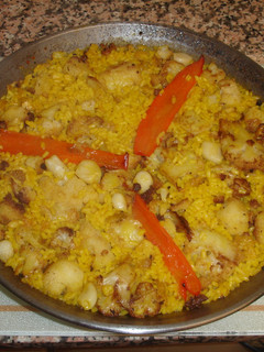 Una foto de Paella de coliflor y bacalao