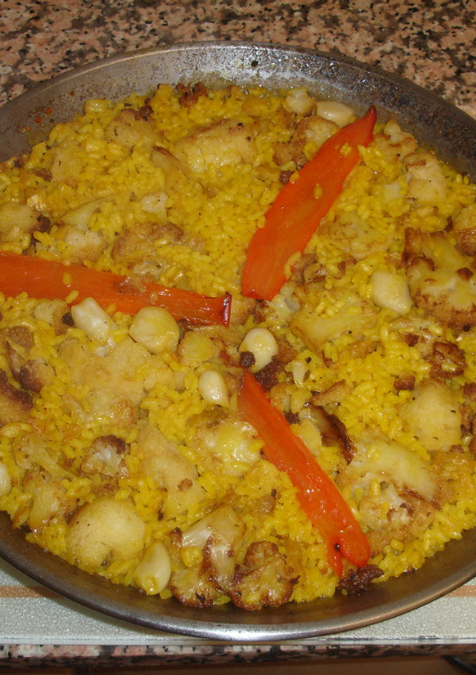 Una foto de Paella de coliflor y bacalao