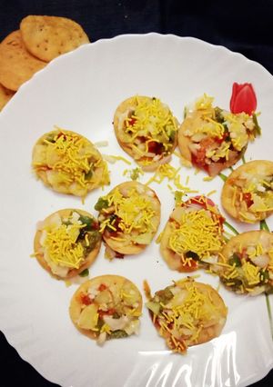 A picture of Papdi pizza with salsa topping.