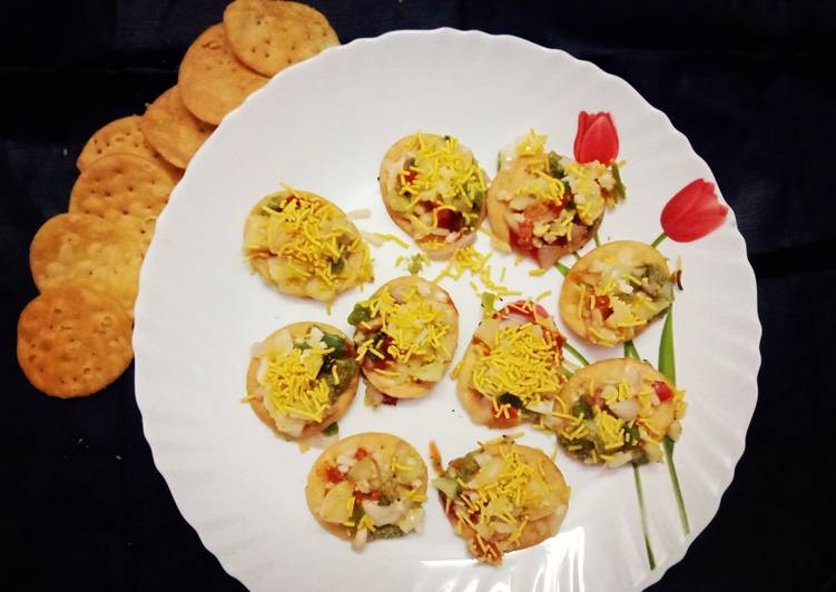 Steps to Make Speedy Papdi pizza with salsa topping