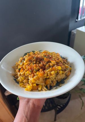 Une photo de Riz rond au poulet doré et maïs 🌽🍗 💛🧡