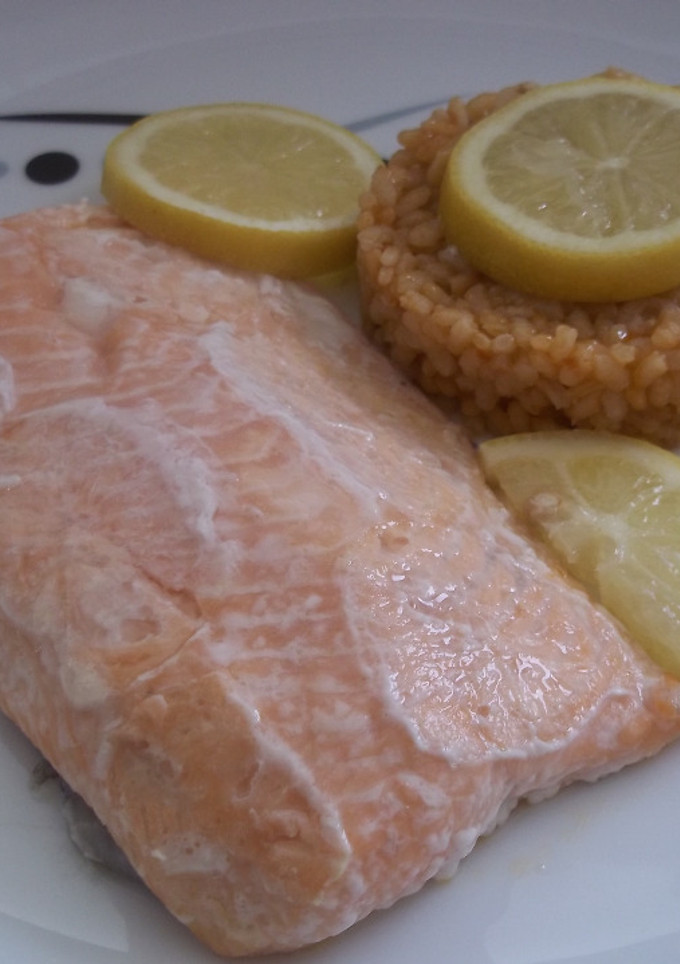Una foto de Salmón asado al limón y arroz blanco
