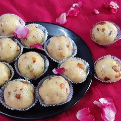 A picture of Suji ke laddoo.