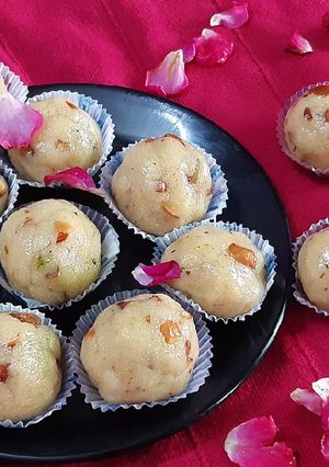 A picture of Suji ke laddoo.
