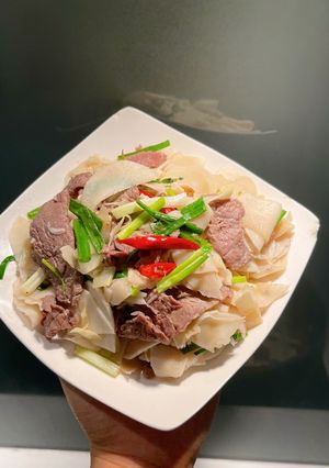 Hình của món Thịt bò xào măng tươi giòn sần sật.