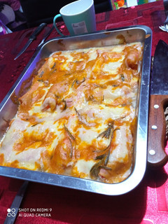 Una foto de Falsos canelones del mar con crema de mango